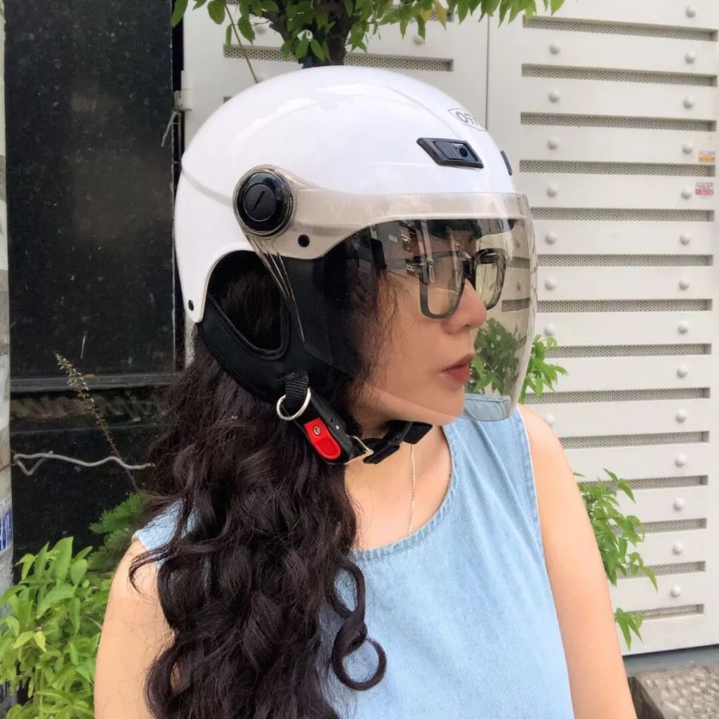 mẫu đội mũ bảo hiểm nửa đầu có kính Varo A31 màu trắng